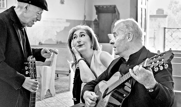 En el estudio con los guitarristas Miguel Peña y Juan Carlos Allende, Los Macorinos, acompañantes de Chavela Vargas. Robert Guzmán