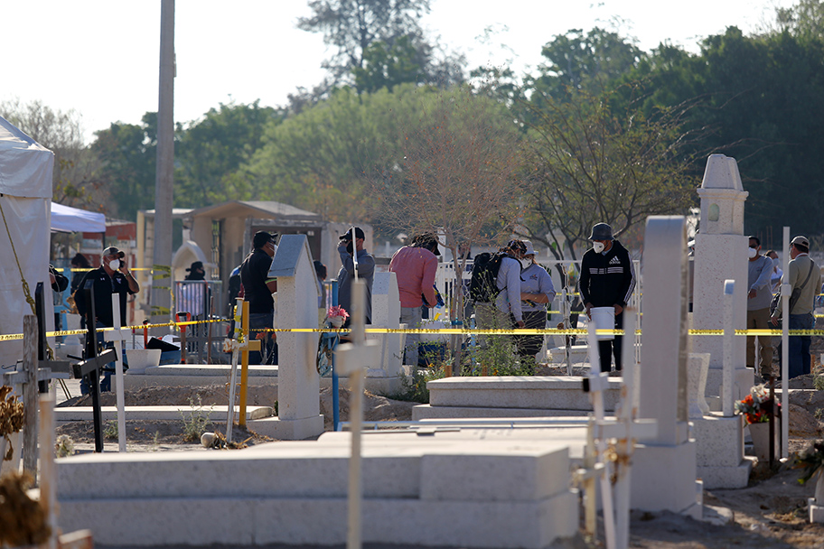 Exhumación masiva en Panteón Municipal 2 de Torreón. (Mauricio Román)