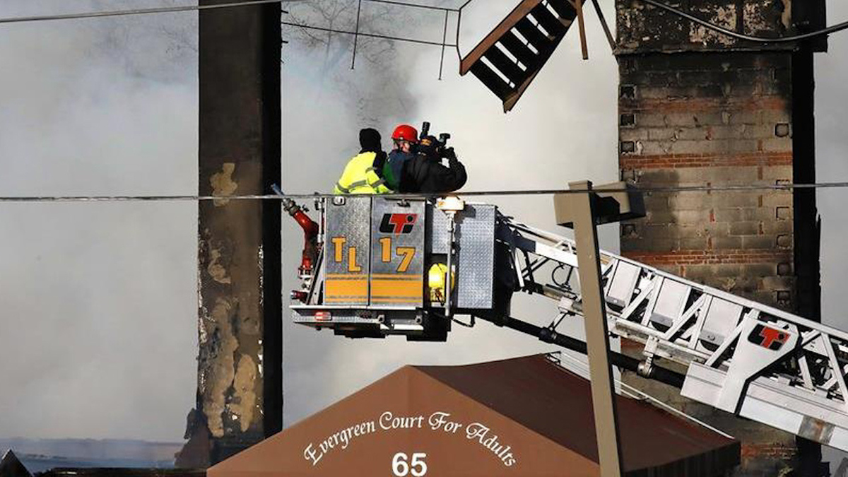 Incendio en asilo de ancianos en Nueva York deja un muerto y dos bomberos heridos