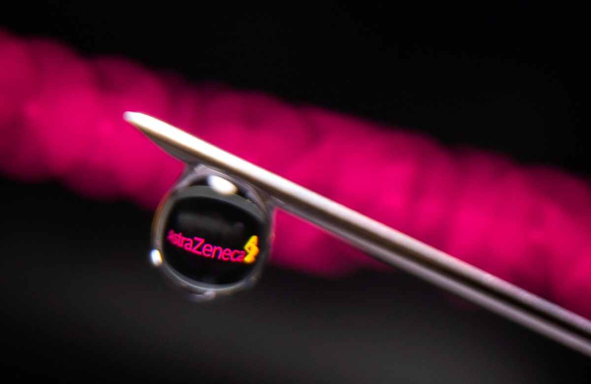 La vacuna contra el covid-19 de AstraZeneca sigue en análisis. | Reuters