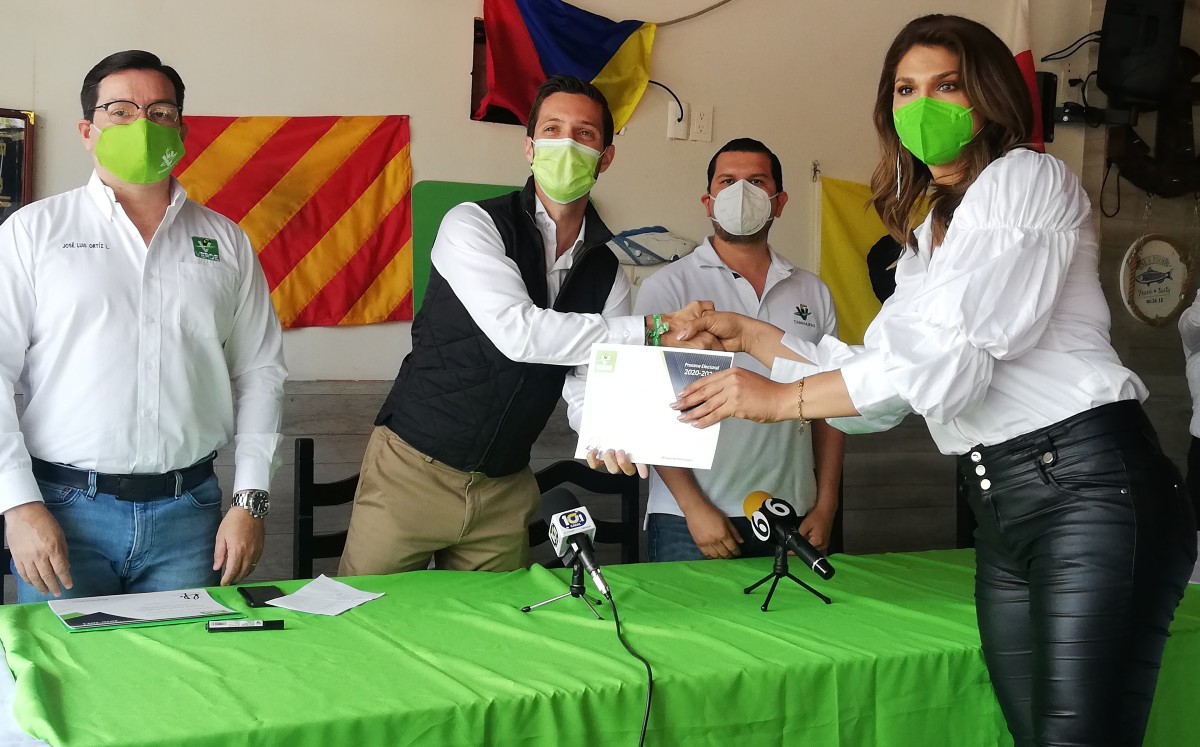 Mishel Doratto recibió la constancia como candidata a la alcaldía de Ciudad Madero. (Antonio Campos)