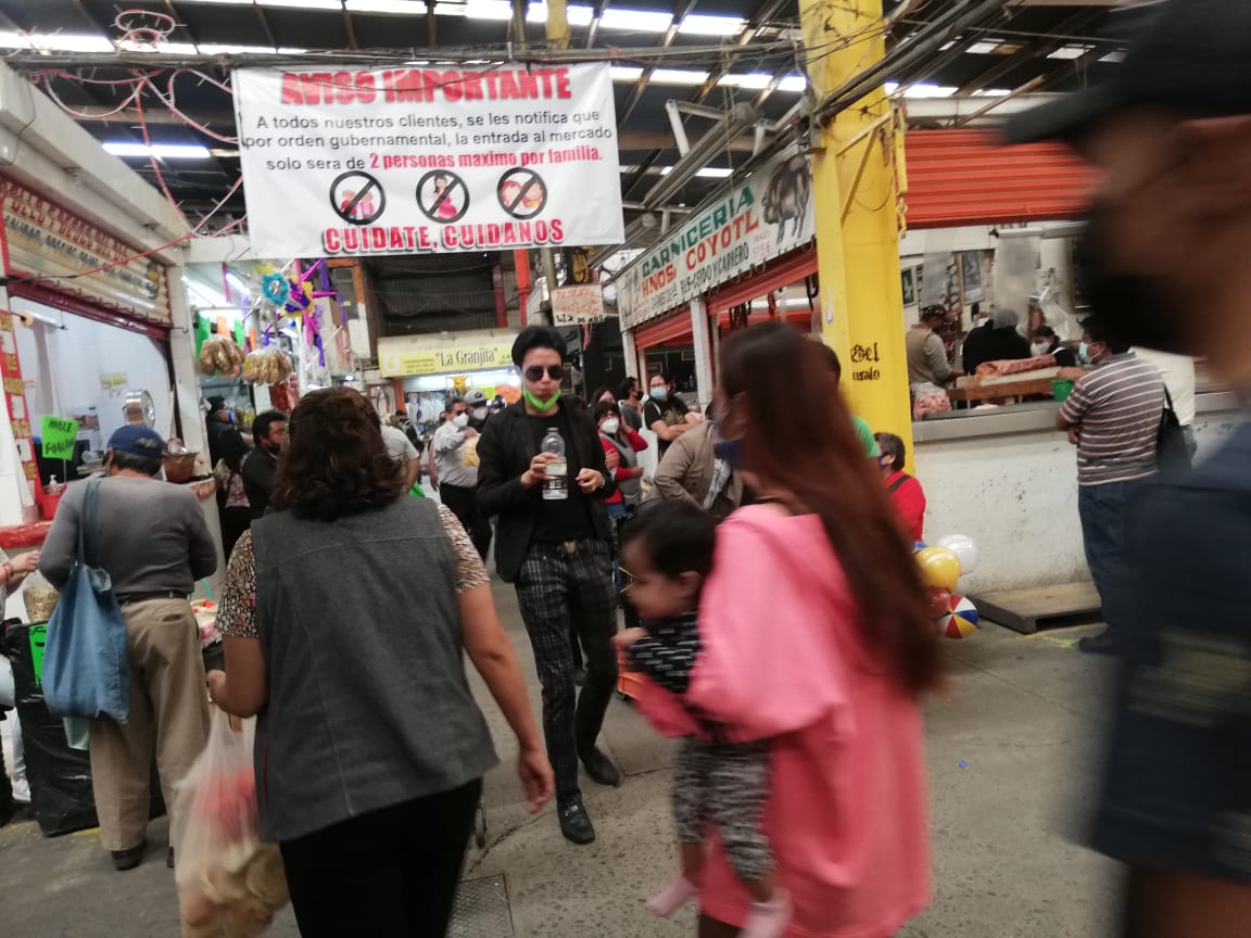 Personas acuden a un mercado para realizar sus compras. (Jaime Zambrano)