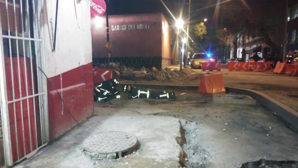 Trabajadores perforaron un tubo de gas natural, en la calle Mina