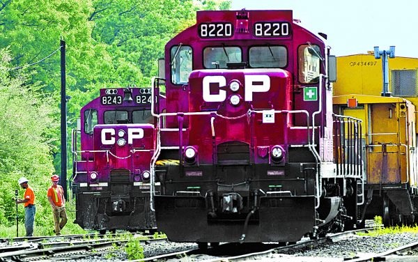 Trenes de la firma canadiense estacionados en unas vías de Toronto. AP