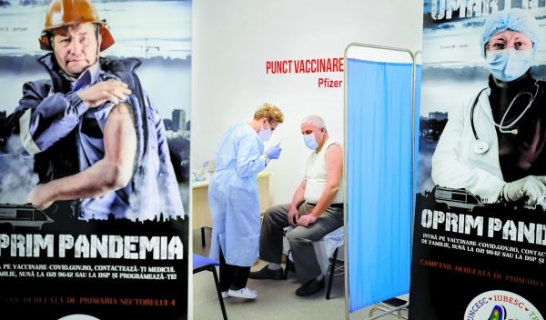 Avanza la campaña de vacunación en Bucarest, Rumania, con los biológicos de Pfizer y AstraZeneca. Vadim Ghirda/AP
