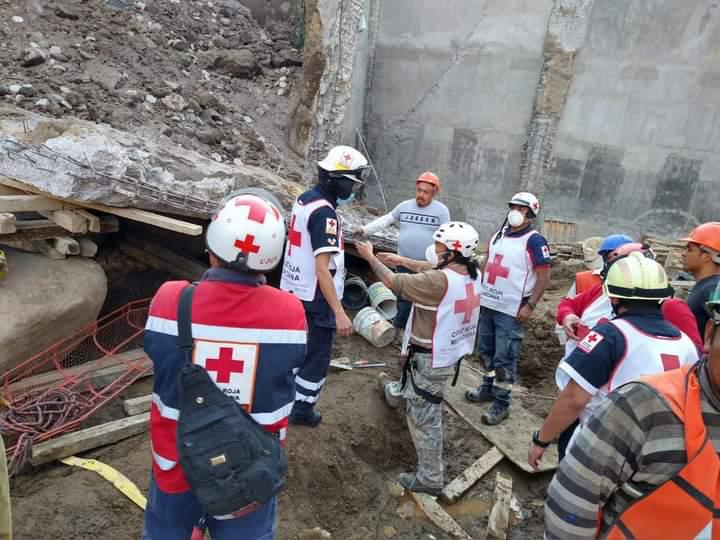 Derrumbe en obra en centro comercial de Texmelucan sepulta a tres trabajadores. (Especial)