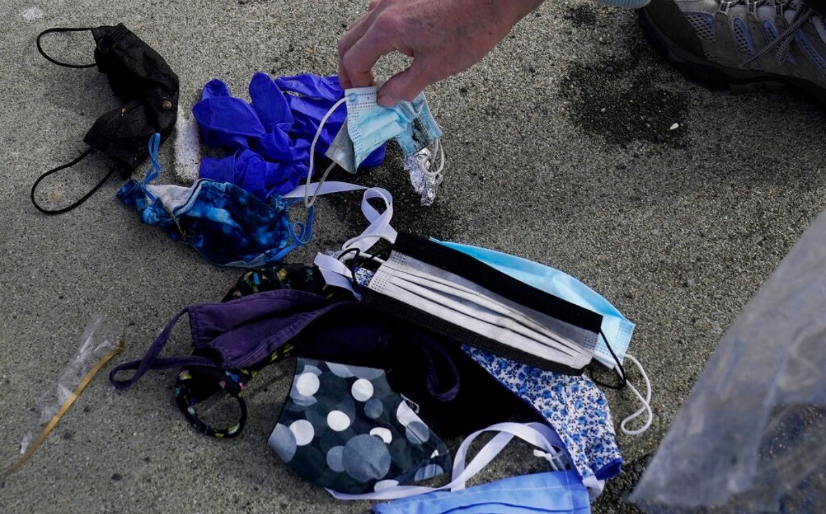 Distintos tipos de tapabocas recogidos en la playa de Pacifica, California, el 17 de marzo del 2021. (AP Photo/Jeff Chiu)
