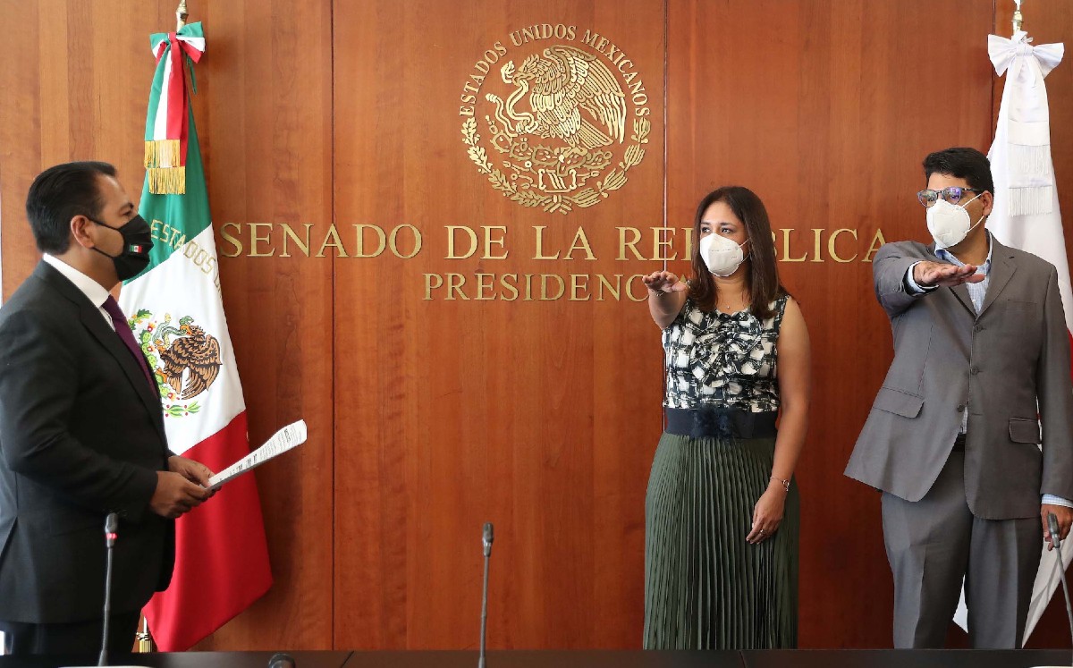 Eduardo Ramírez tomó protesta a María de los Ángeles Estrada González y a Pablo Armando González. | Twitter