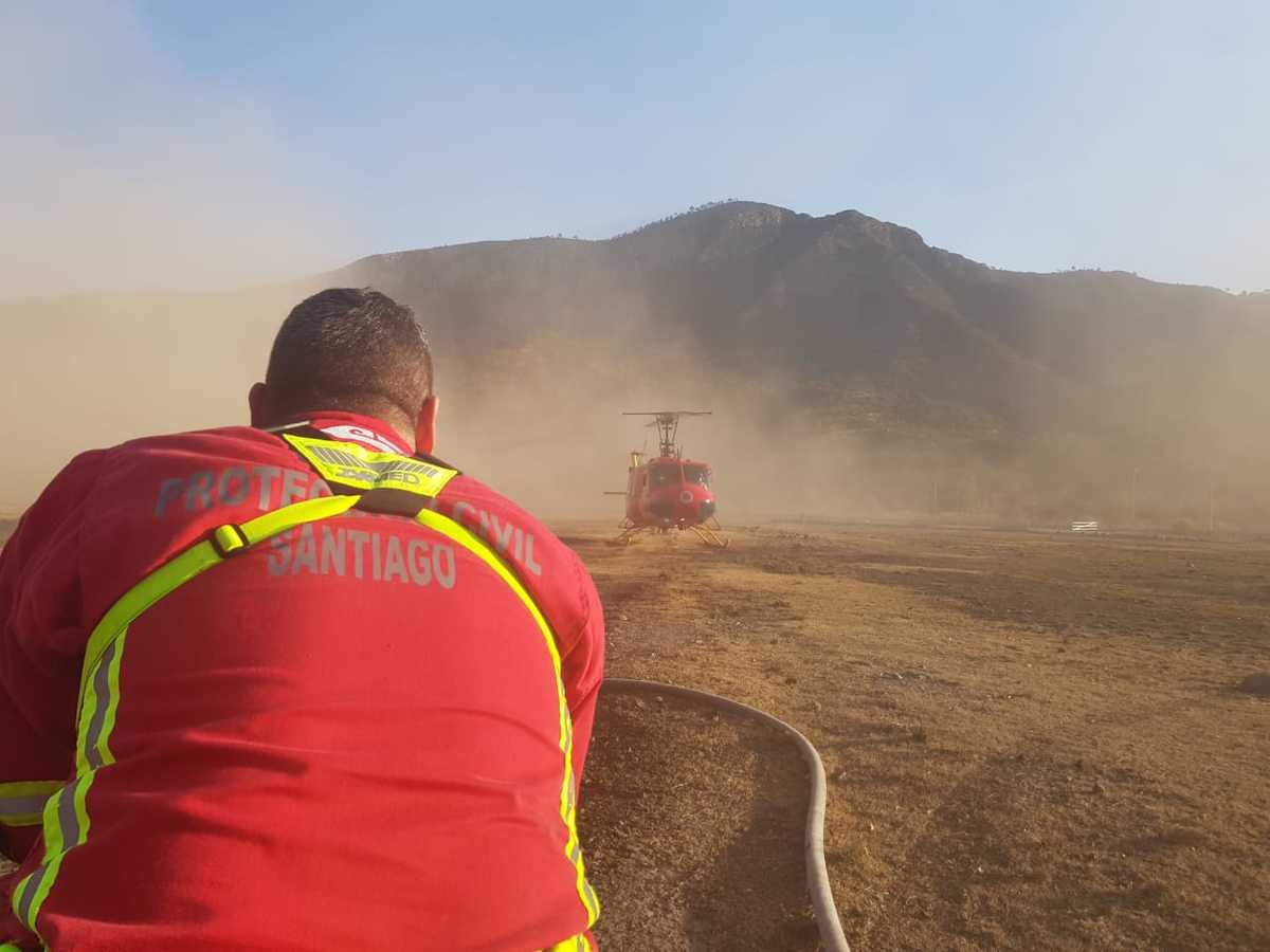 Las fuertes ráfagas de viento en Nuevo León afectaron la labor de los brigadistas de Protección Civil en el combate del incendio en la sierra de Santiago.