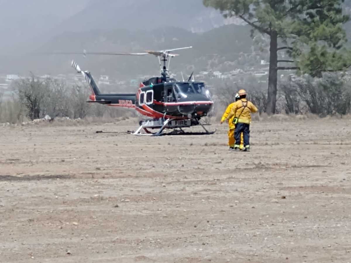 Incendio en sierra de Santiago: viento revive llamas. Foto: Protección Civil NL.