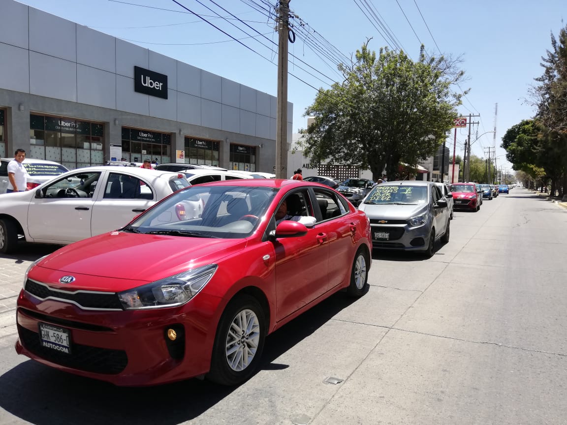 En León se manifiestan choferes de taxis de plataformas digitales. Foto: Dany Béjar.