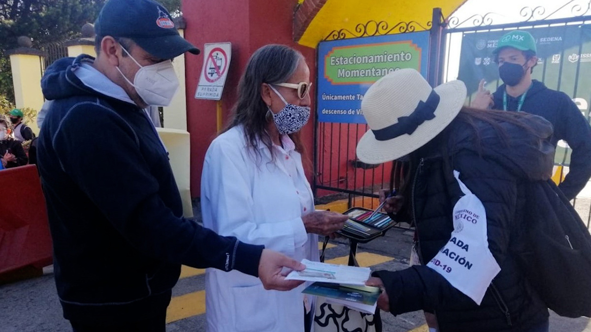 Cada 2 minutos, aplican vacuna anticovid a 200 adultos mayores en Six Flags en CdMx