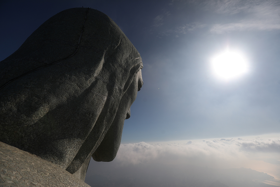 La vista arriba del Cristo del Corcovado durante su restauración a meses de cumplir su 90 aniversario, una celebración que espera cumplir Brasil con una gran fiesta.