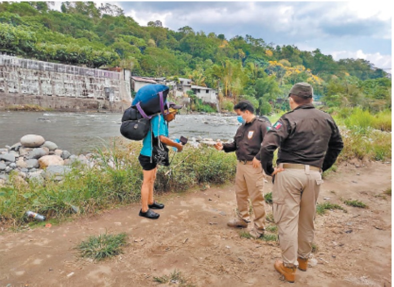 Revisión a un comerciante guatemalteco en el Puerto Fronterizo Talismán, Chiapas. (Adyr Corral)