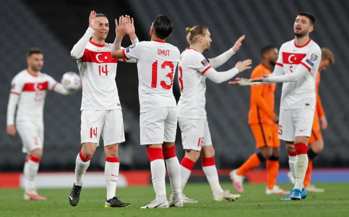 Turquía vence 4-2 a Holanda (AFP)