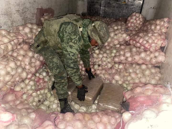 La unidad fue asegurada y la trasladaron a instalaciones militares donde sacaron un total de 422 paquetes. (Especial)