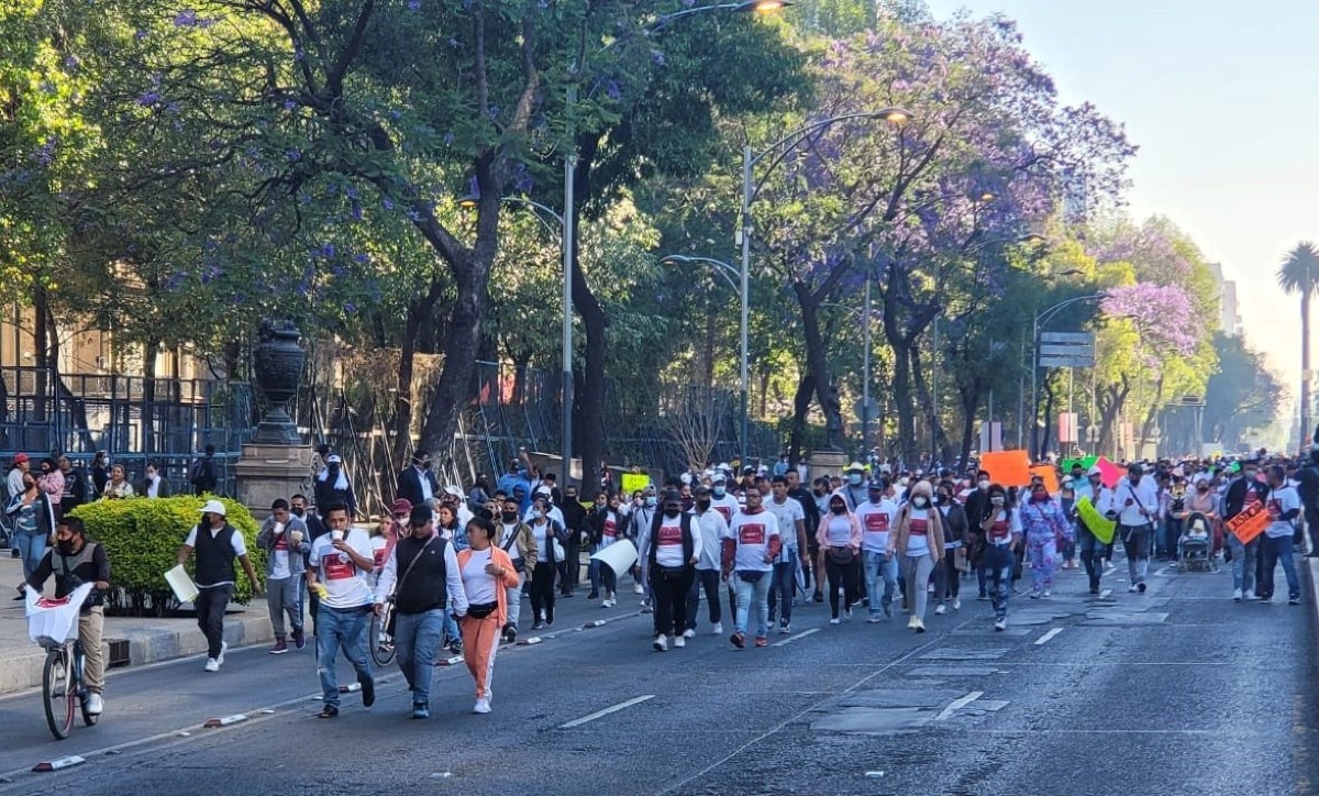 Comerciantes marchan en los carriles centrales de Reforma. | César Velázquez