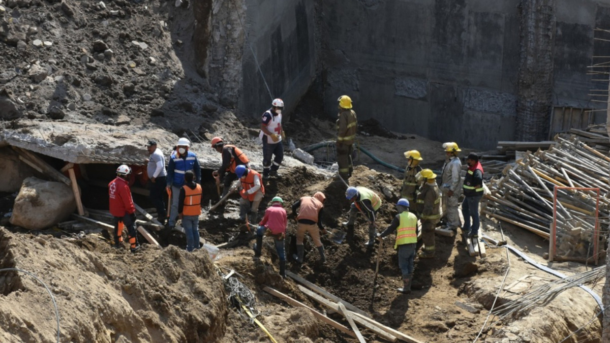 Continúa labor de rescate de cuerpos en derrumbe de obra en Texmelucan