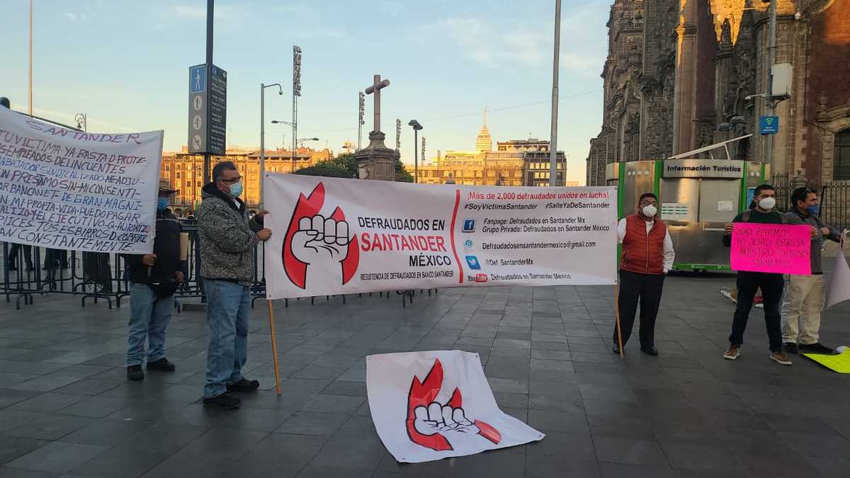 Defraudados de la banca protestan en Palacio Nacional
