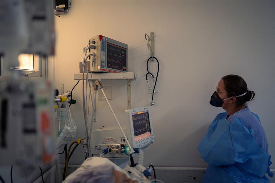 Una enfermera trabaja en la Unidad de Cuidados Intensivos (UCI) del Hospital Centenario.| EFE