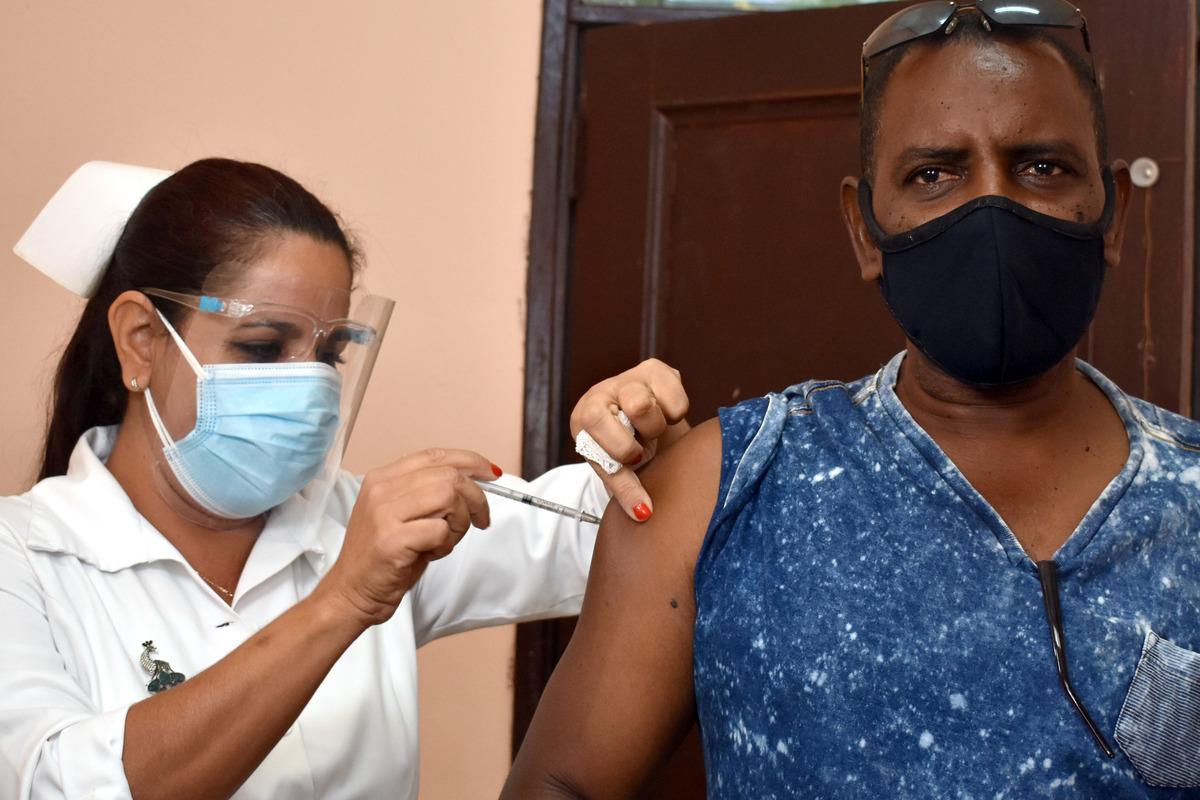 En La Habana comenzó el lunes un ensayo de intervención con el candidato vacunal Soberana-02, en el que participan 150 milvoluntarios.| Xinhua