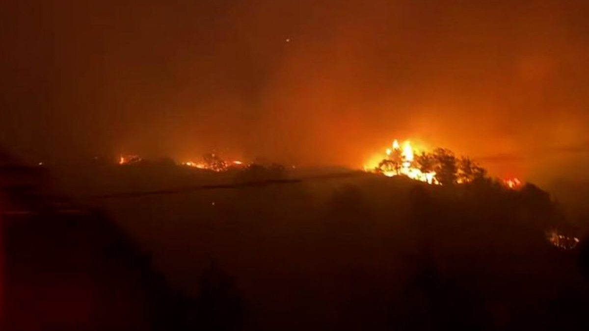 Por incendios, desalojan a 800 personas de comunidades en sierra de Santiago, NL