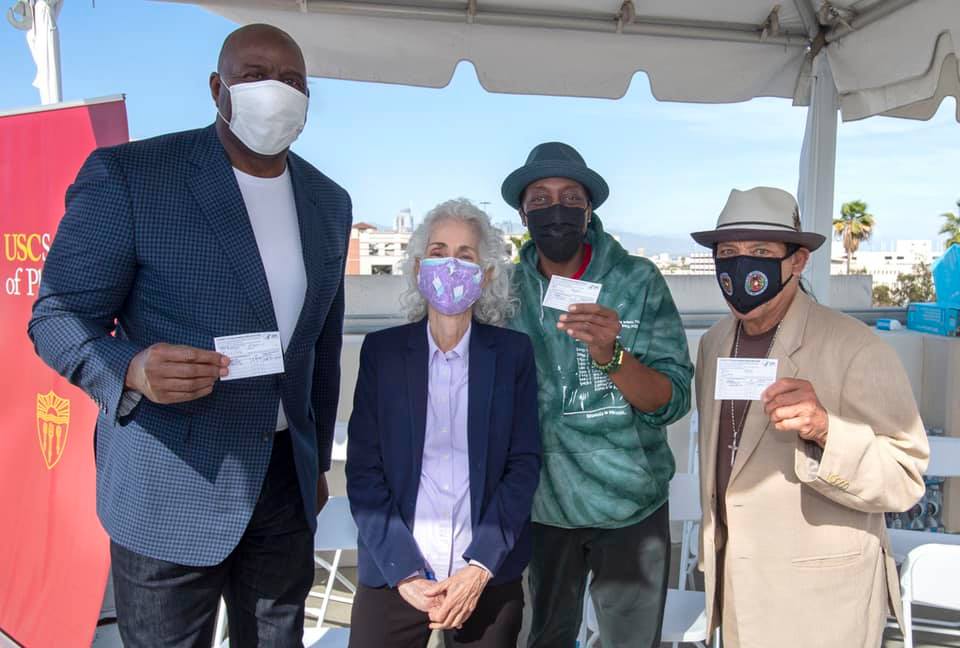 De izquierda a derecha: Magic Johnson, Dra. Barbara Ferrer, Arsenio Hall y Danny Trejo. Foto: LA Public Health