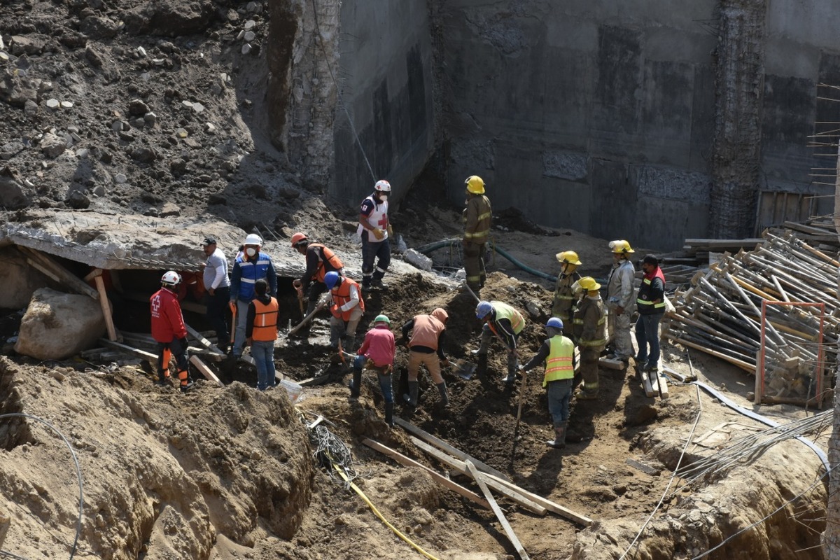 Labores de rescate de cuerpos. (Especial)