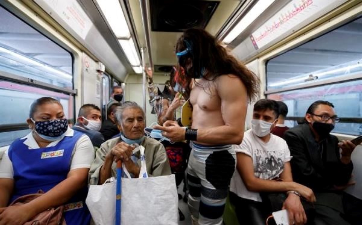 Los luchadores repartieron cubrebocas en  los trenes del Metro de CdMx. | EFE