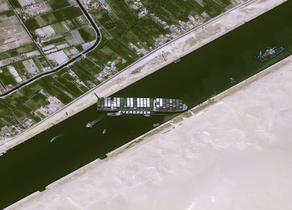La nave Ever Given quedó en medio del trayecto marítimo. | Foto: AFP / CNES 2020