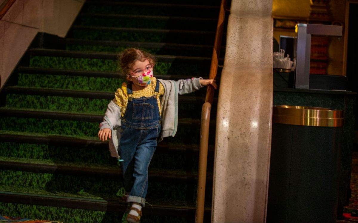 Una niña porta cubrebocas mientras sale de un cine en Hollywood, California. Foto: Allen J. Schaben / Los Angeles Times vía Getty Images