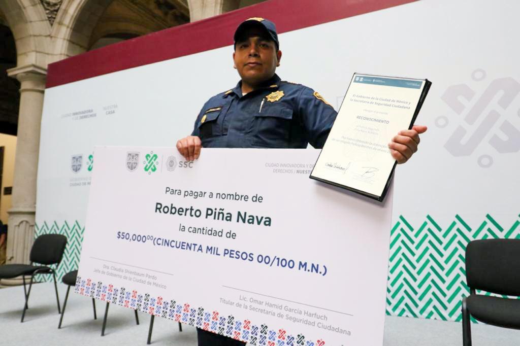 El oficial recibió el premio al Policía Distinguido de enero. / Especial
