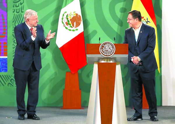 El presidente López Obardor con su homólogo de Bolivia, Luis Arce, en Palacio Nacional. AP