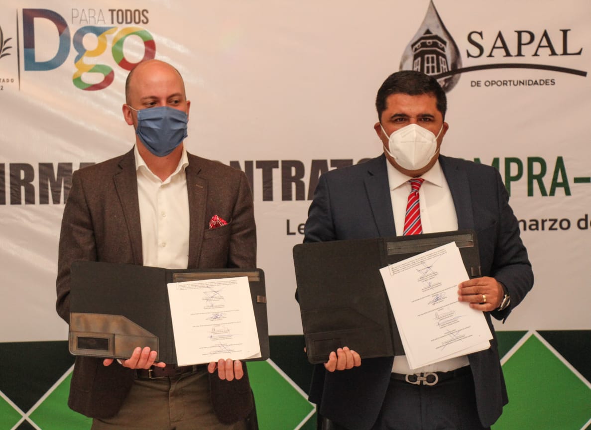 El presidente municipal Homero Martínez encabezó la firma del convenio de compra - venta de agua tratada. (Especial)