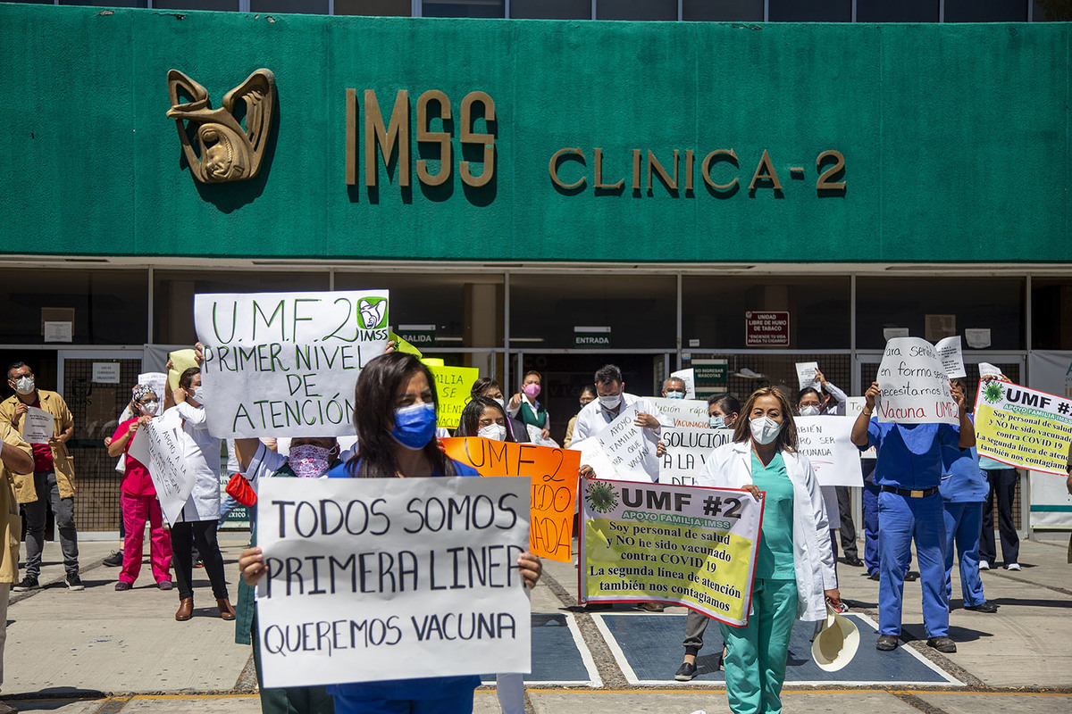 Trabajadores del IMSS protestan por falta de vacunación anticovid. (Andrés Lobato)