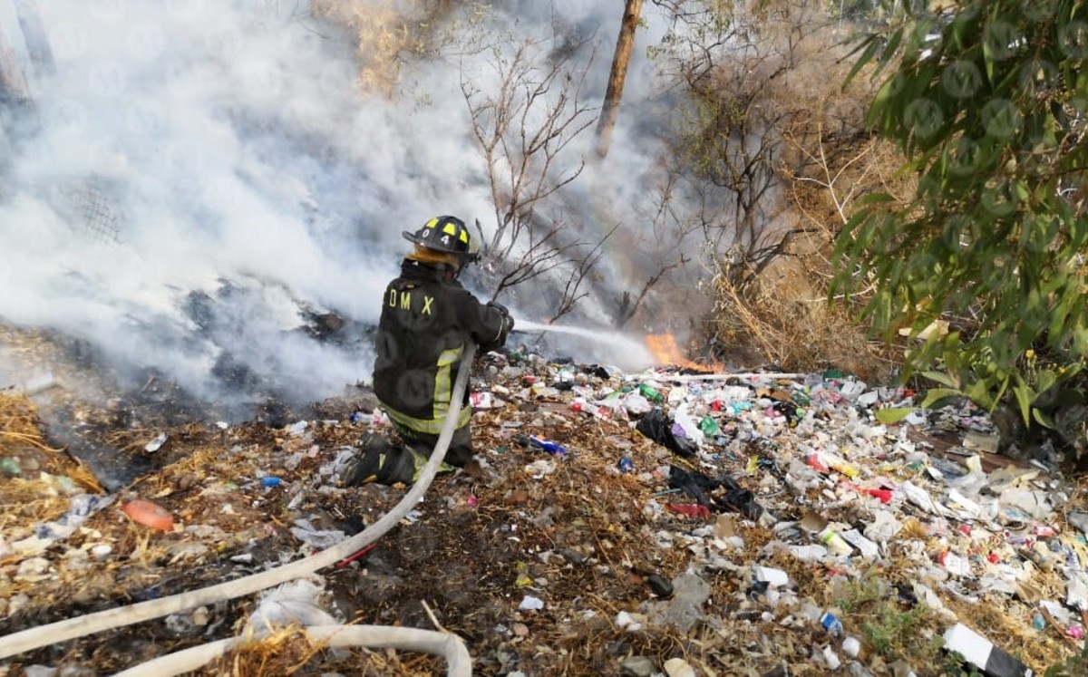 Aunque los vecinos lograron controlar el incendio, los bomberos mantienen labores para evitar que se propague. (Jorge Becerril)