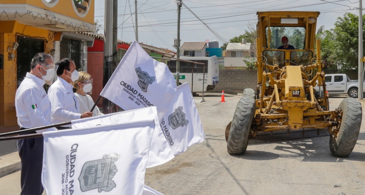 El alcalde Adrián Oseguera Kernion dio el banderazo de inicio de los trabajos. (Foto: Cortesía)