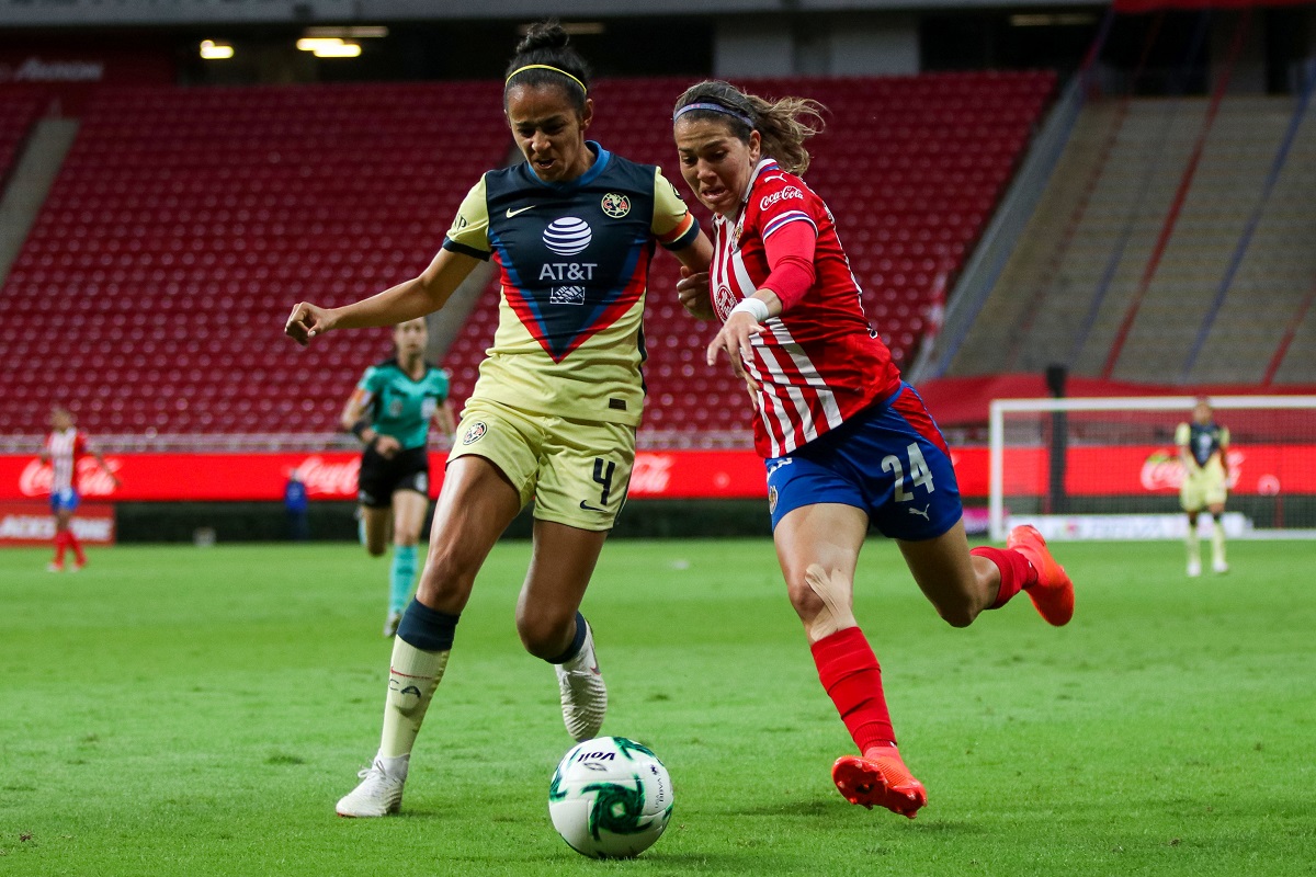 Ana Lozada y Alicia Cervantes durante un Clásico Nacional (Imago7)