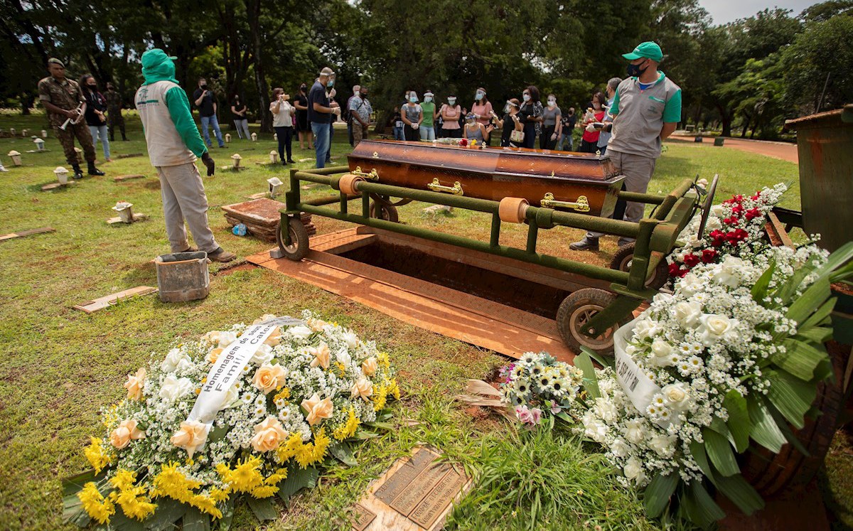 Brasil estableció un nuevo récord diario de muertes causadas por covid-19. (EFE)
