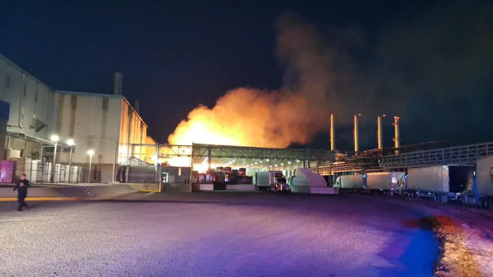 Las brigada de la empresa, así como los servicios de emergencia, se encuentran trabajado para contener el incendio. (Estrella Álvarez)