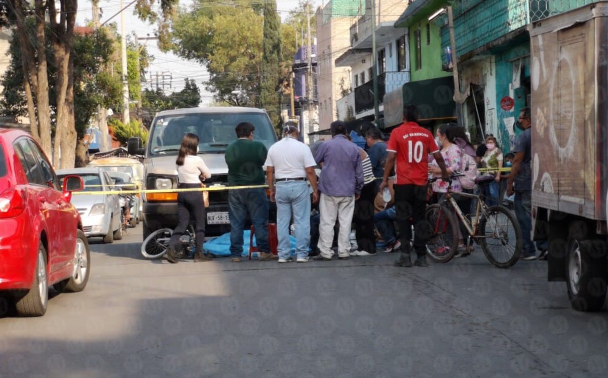 Familiares de la víctima acudieron a la zona y encendieron veladoras alrededor del cuerpo del adulto mayor. (Jorge Becerril)