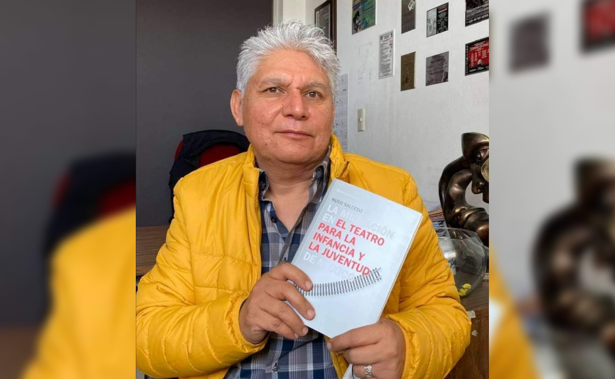 Hugo Salcedo y su libro La migración en el teatro para la infancia y la juventud de México (Cortesía)