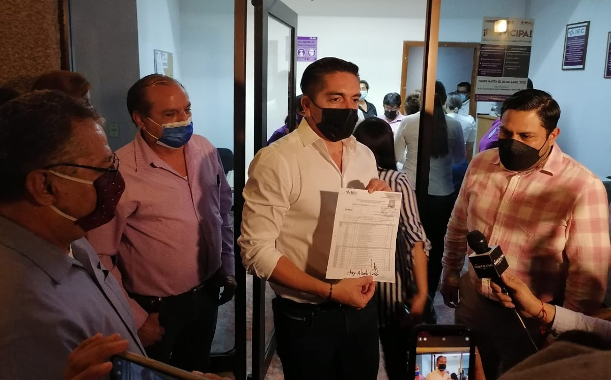 Luis Fernando Salazar se registró ante el Instituto Electoral de Coahuila. (Especial)
