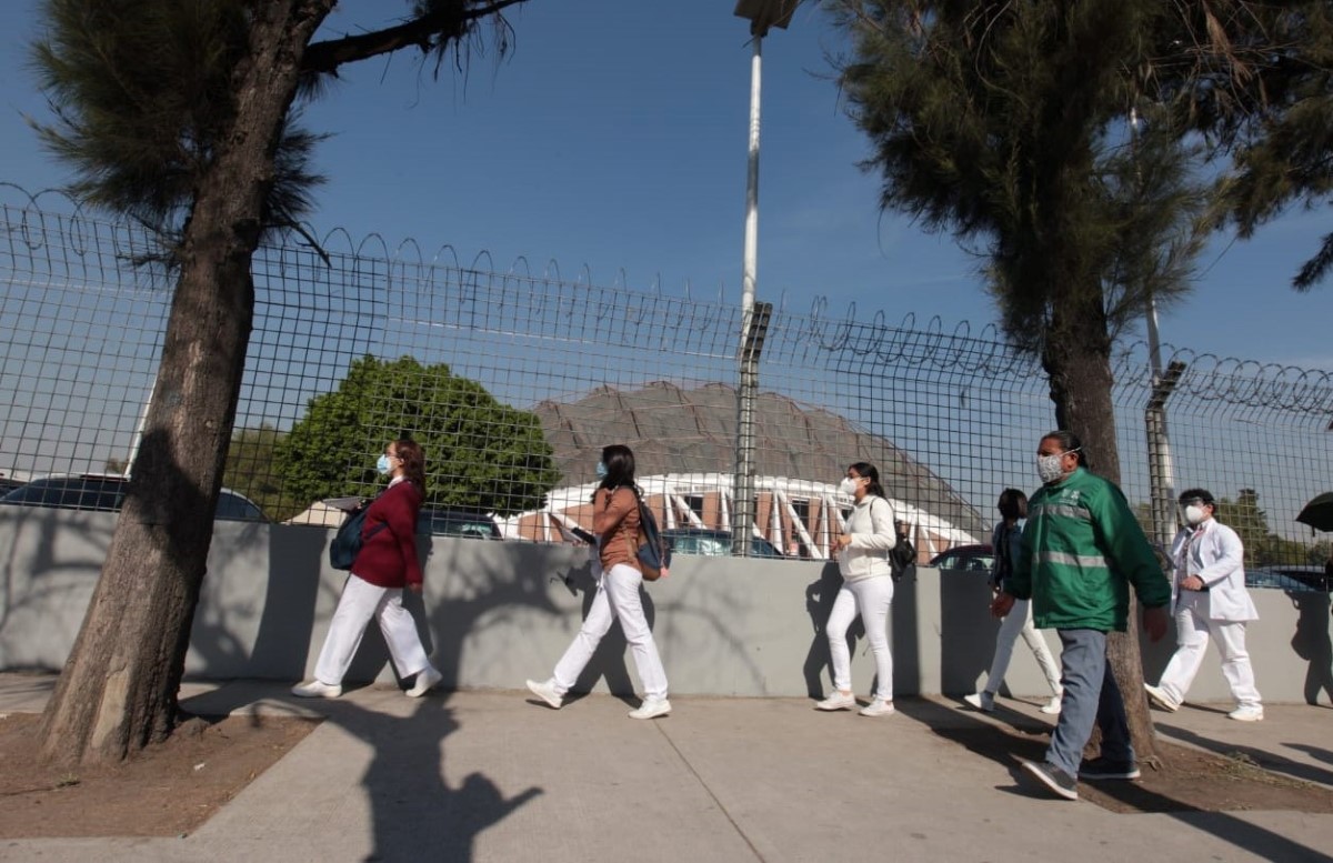 Los médicos reciben la segunda dosis de la vacuna Sputnik V en Palacio de los Deportes. | Jesús Quintanar