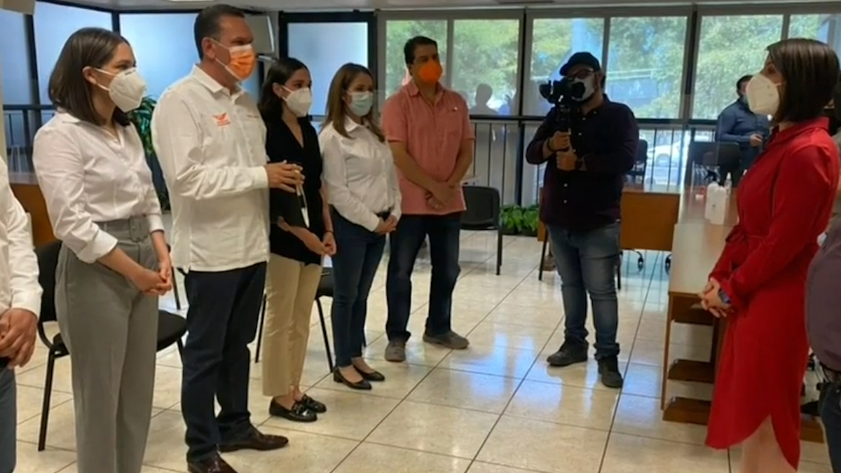 Sergio Torres se registra ante el IEES, en Sinaloa