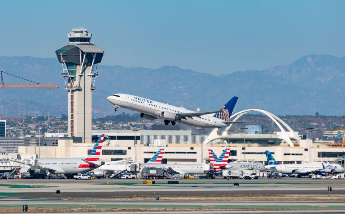 Vuelo de United Airlines despega del Aeropuerto Internacional de Los Ángeles, California. Noviembre 2020. Foto: AaronP/Bauer-Griffin/GC Images vía Get
