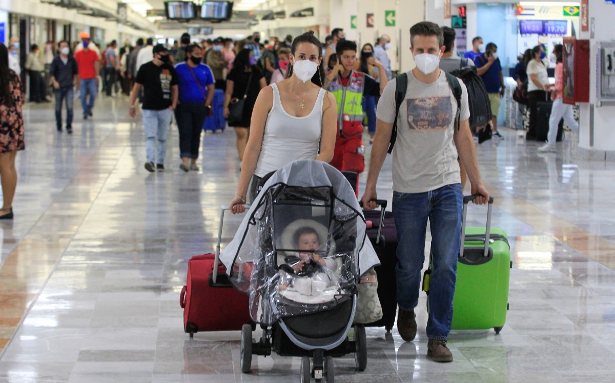 Filas de hasta 100 metros se han presentado en el aeropuerto capitalino. (Cuartoscuro)