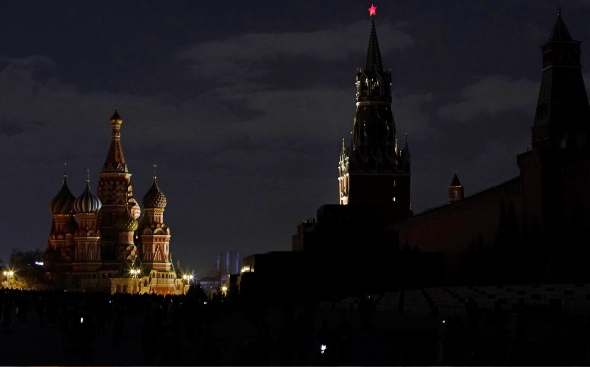 La Catedral de San Basilio y el Kremlin, en Rusia, apagaron sus luces para crear consciencia climática. (Reuters)