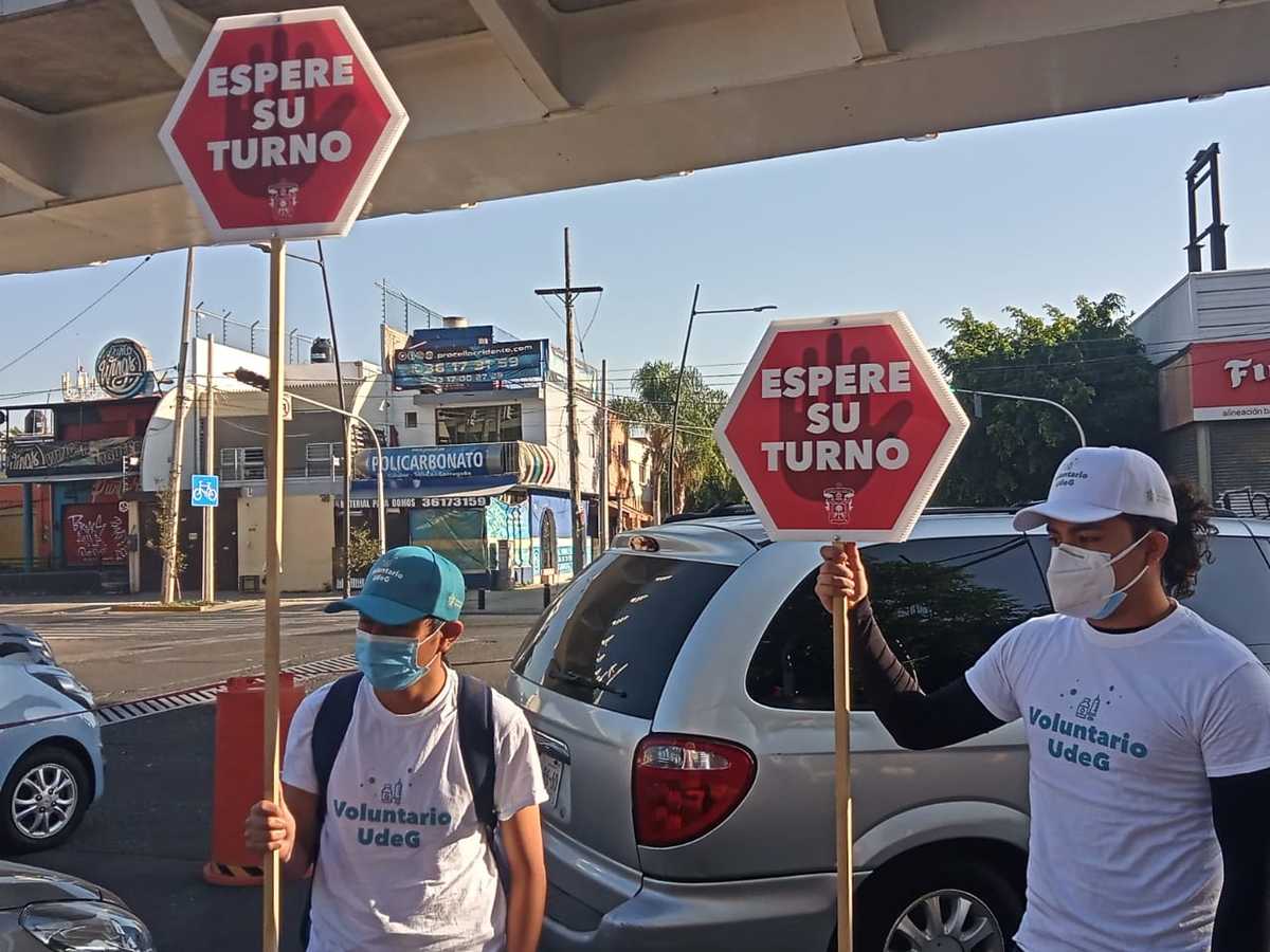 Drive thru de vacunación contra covid-19 en el CUCEI de la UdeG (Juan Carlos Munguía)
