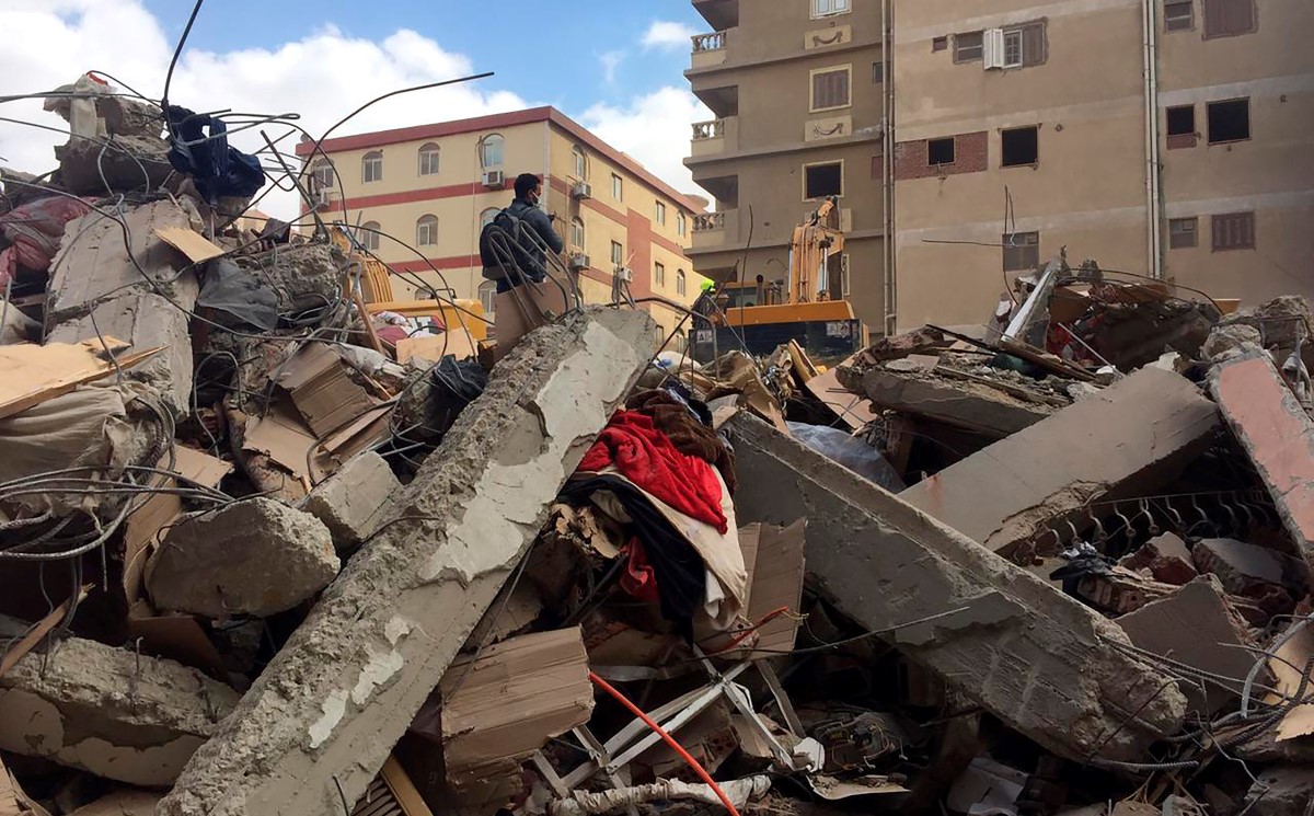 El edificio se derrumbó en el vecindario el-Salam. | AP